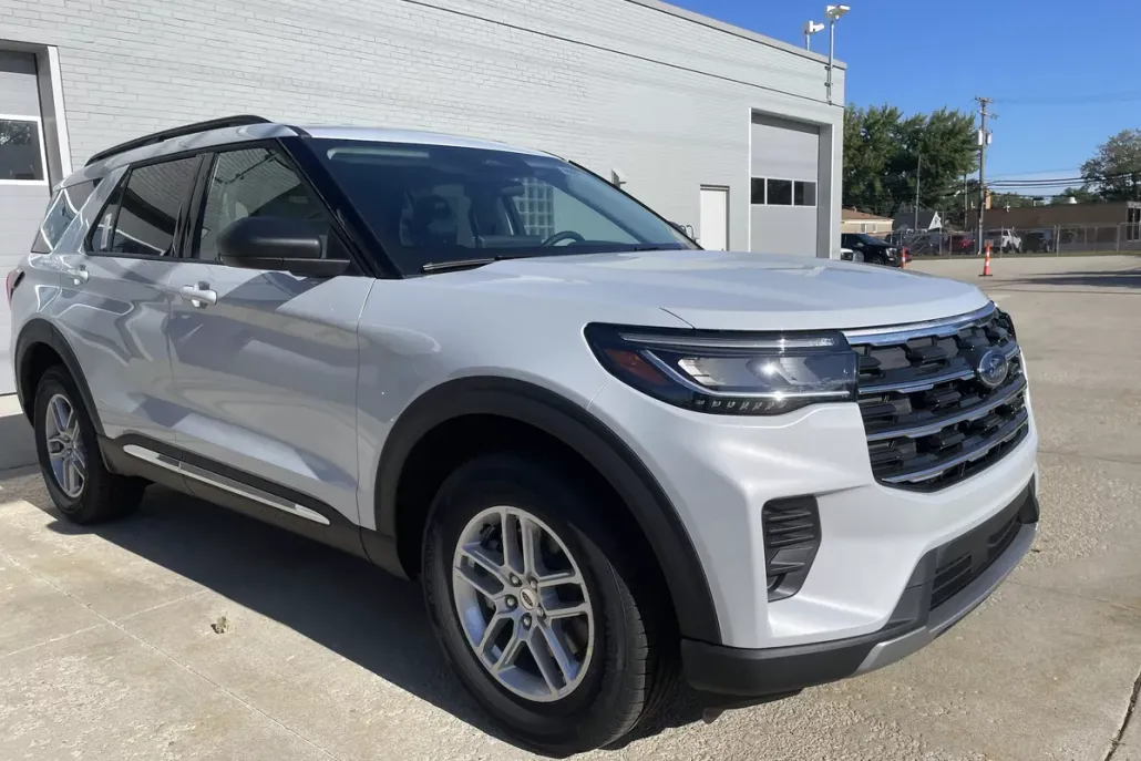2025 Ford Explorer photo 1
