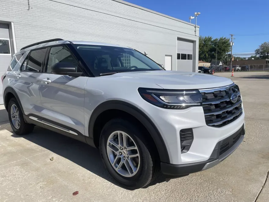 2025 Ford Explorer photo 1