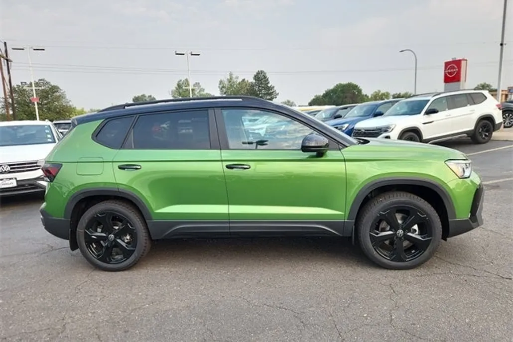 2025 Volkswagen Taos SE photo 1