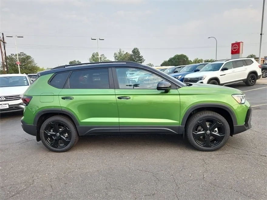 2025 Volkswagen Taos SE photo 1