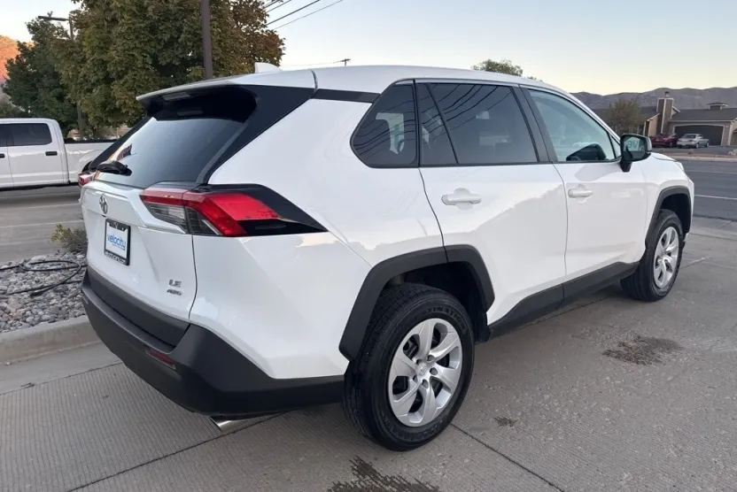 2024 Toyota RAV4 LE photo 1
