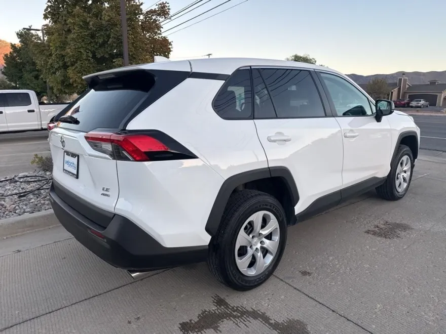 2024 Toyota RAV4 LE photo 1