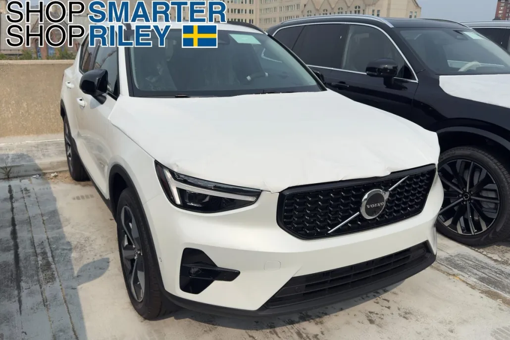 2026 Volvo XC40 Plus photo 1