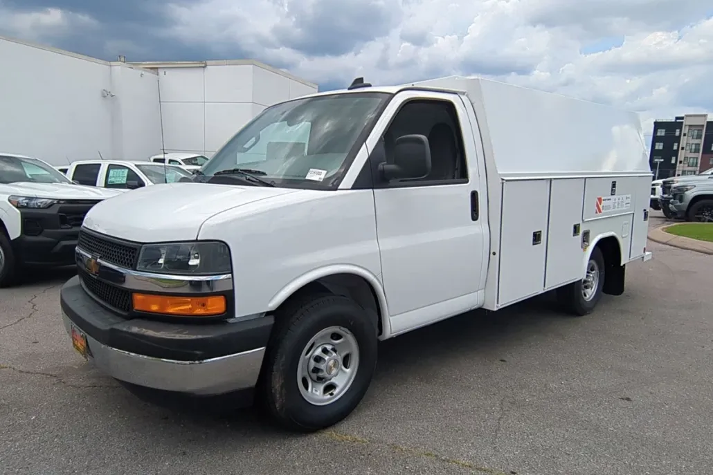 2025 Chevrolet Express Cutaway 3500 photo 1