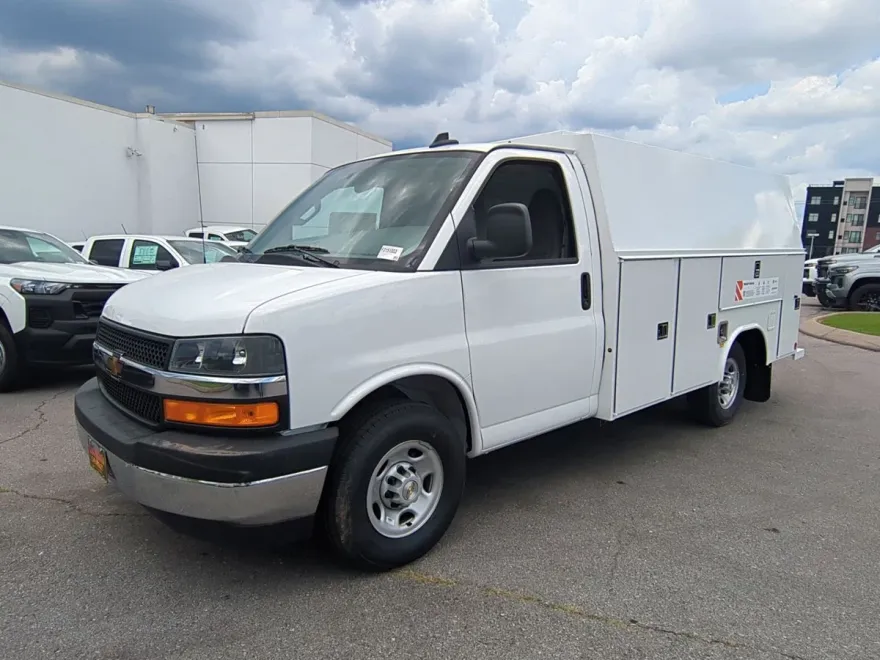 2025 Chevrolet Express Cutaway 3500 photo 1