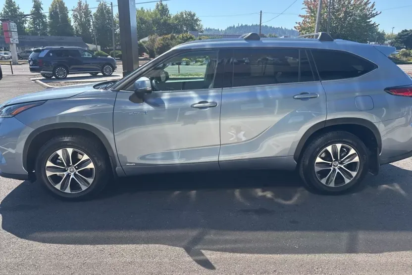 2021 Toyota Highlander Hybrid XLE photo 1
