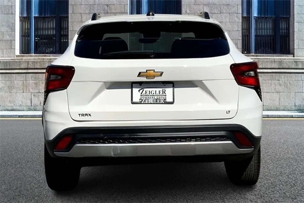 2025 Chevrolet Trax LT photo 1