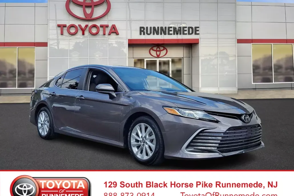 2023 Toyota Camry LE photo 1