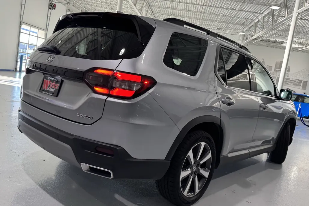 2024 Honda Pilot Touring photo 1