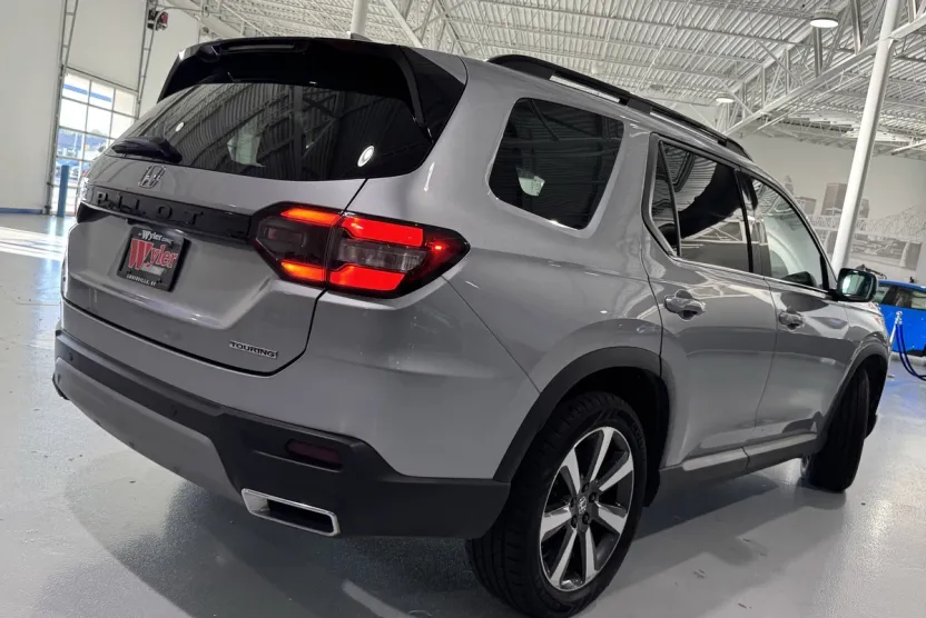 2024 Honda Pilot Touring photo 1