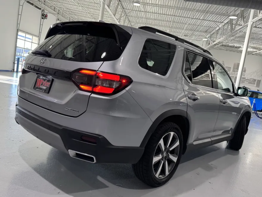 2024 Honda Pilot Touring photo 1