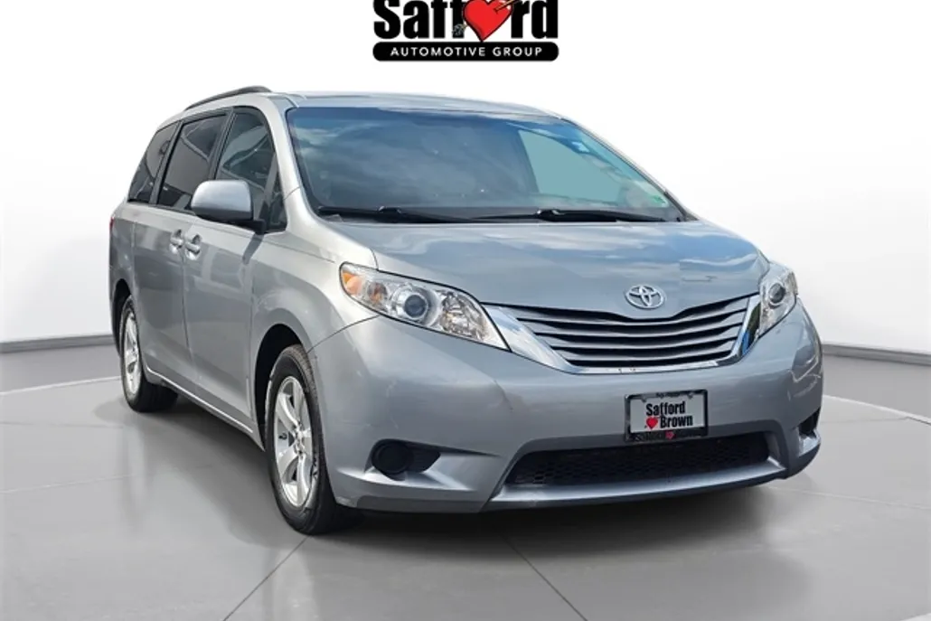 2016 Toyota Sienna LE photo 1