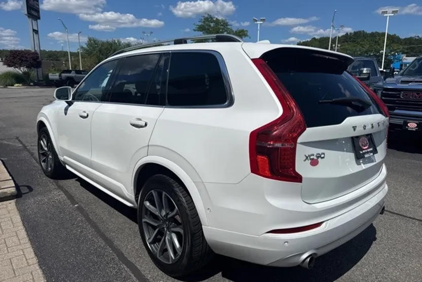 2018 Volvo XC90 T5 Momentum photo 1