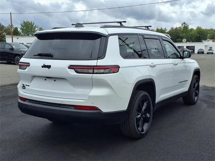 2022 Jeep Grand Cherokee Altitude photo 1
