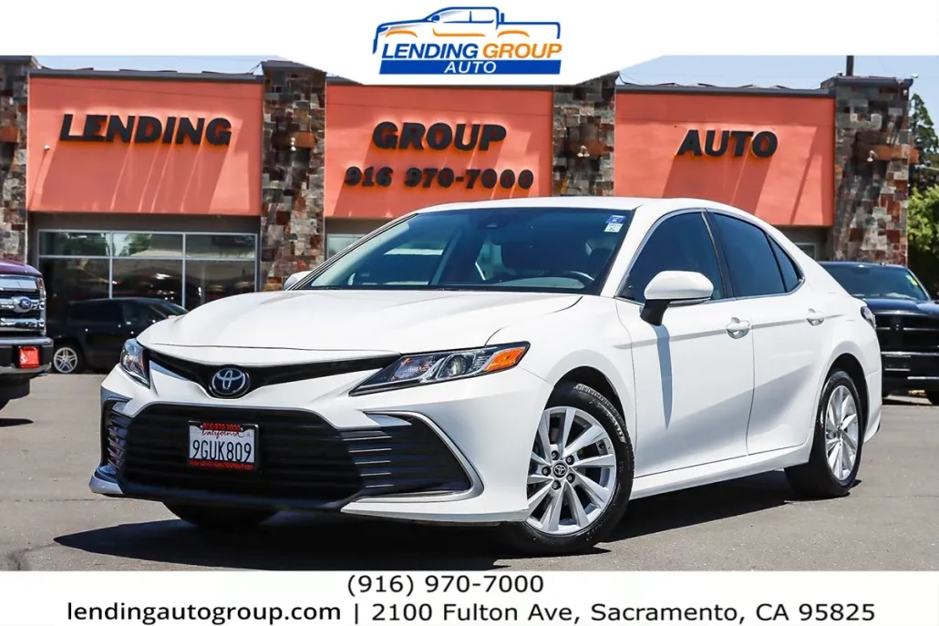 2023 Toyota Camry LE photo 1