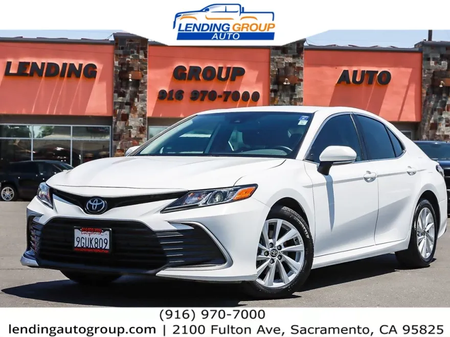 2023 Toyota Camry LE photo 1