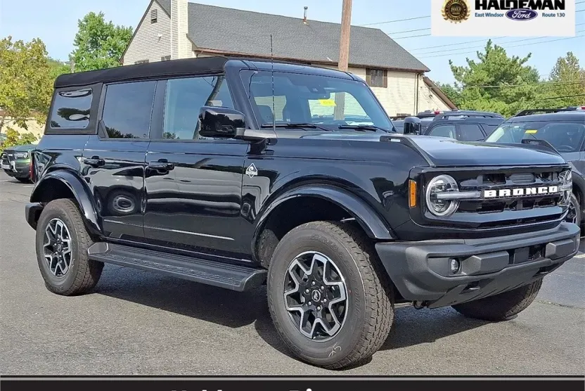 2025 Ford Bronco Outer Banks photo 1