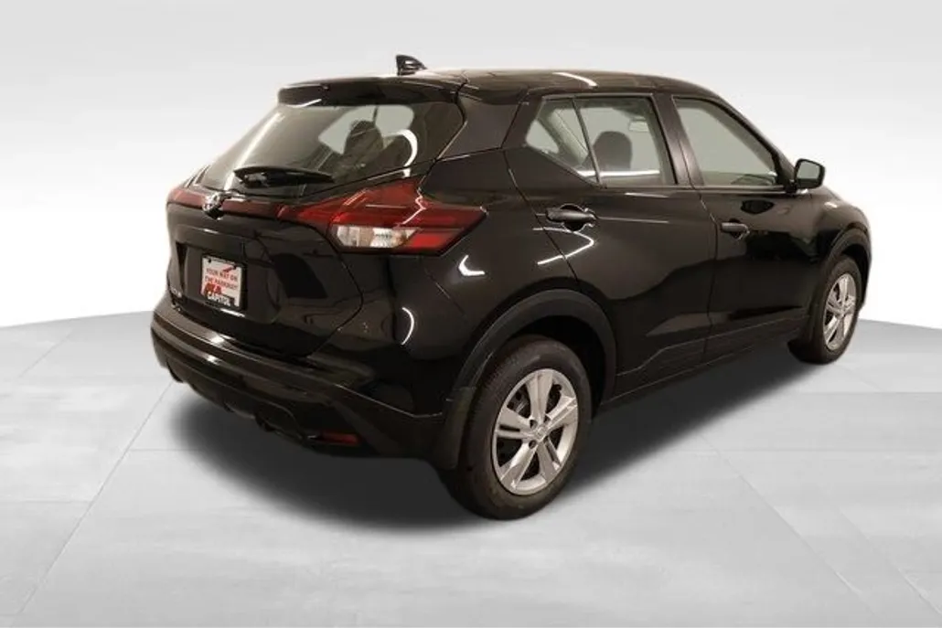 2025 Nissan Kicks Play S photo 1