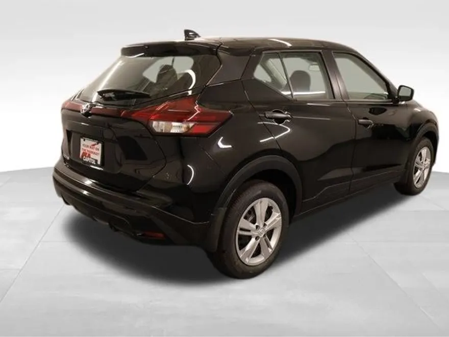 2025 Nissan Kicks Play S photo 1