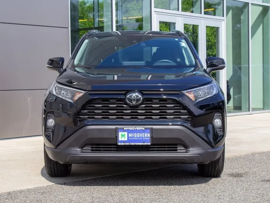 2021 Toyota RAV4 XLE photo 1