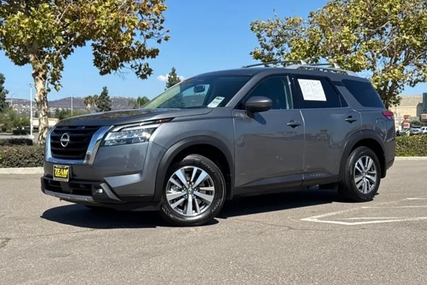2022 Nissan Pathfinder SL photo 1