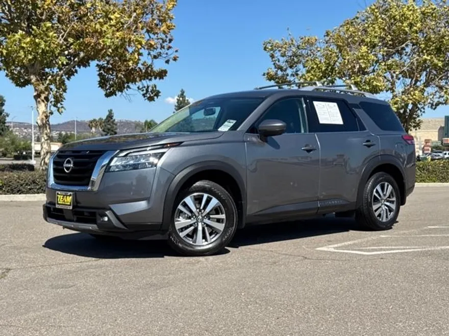2022 Nissan Pathfinder SL photo 1