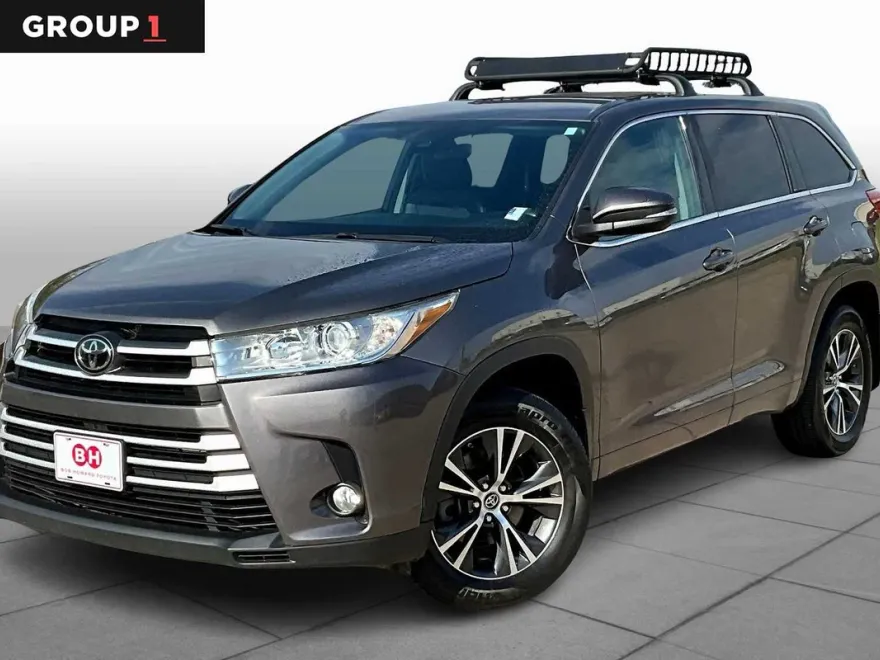 2017 Toyota Highlander LE Plus photo 1