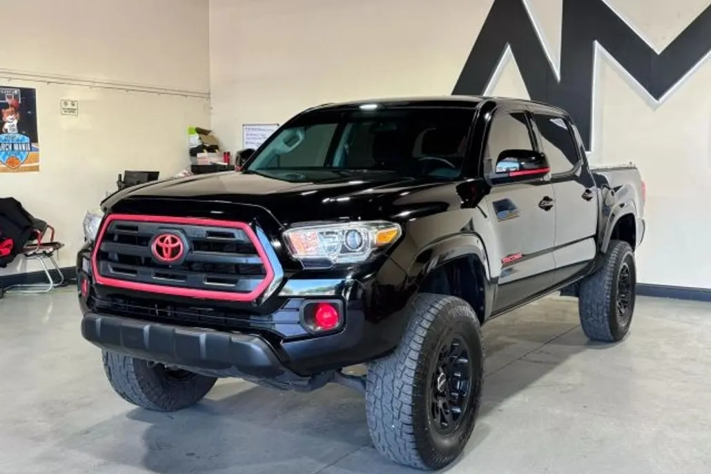 2016 Toyota Tacoma Double Cab SR5 photo 1