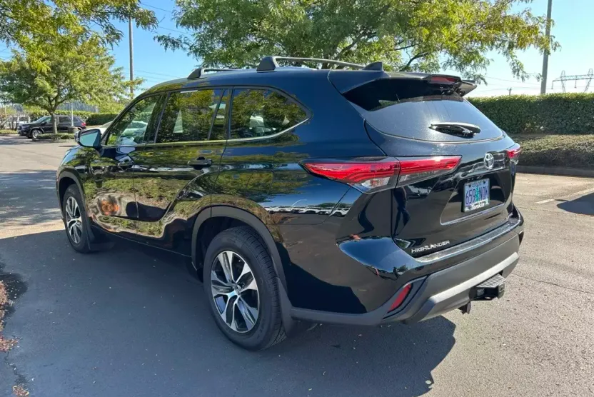2022 Toyota Highlander XLE photo 1