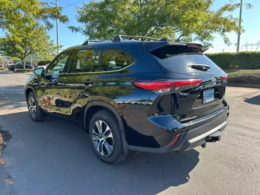 2022 Toyota Highlander XLE photo 1