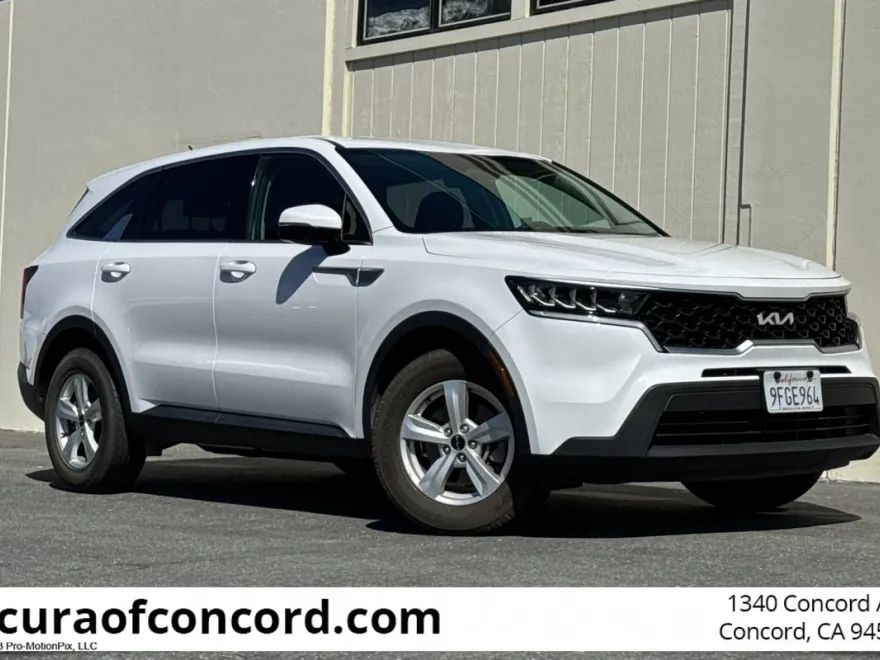 2023 Kia Sorento LX photo 1