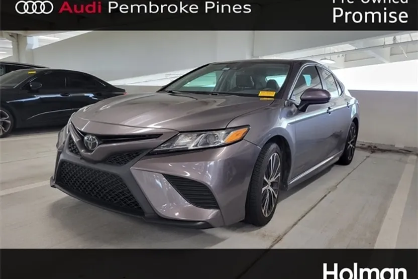 2020 Toyota Camry SE photo 1
