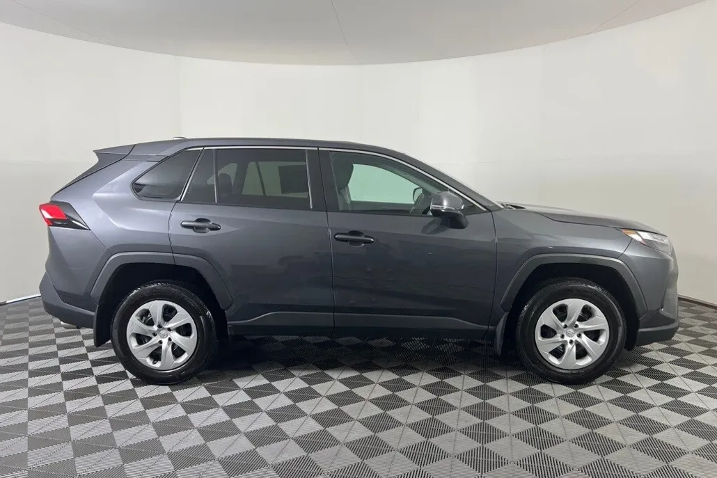 2023 Toyota RAV4 LE photo 1