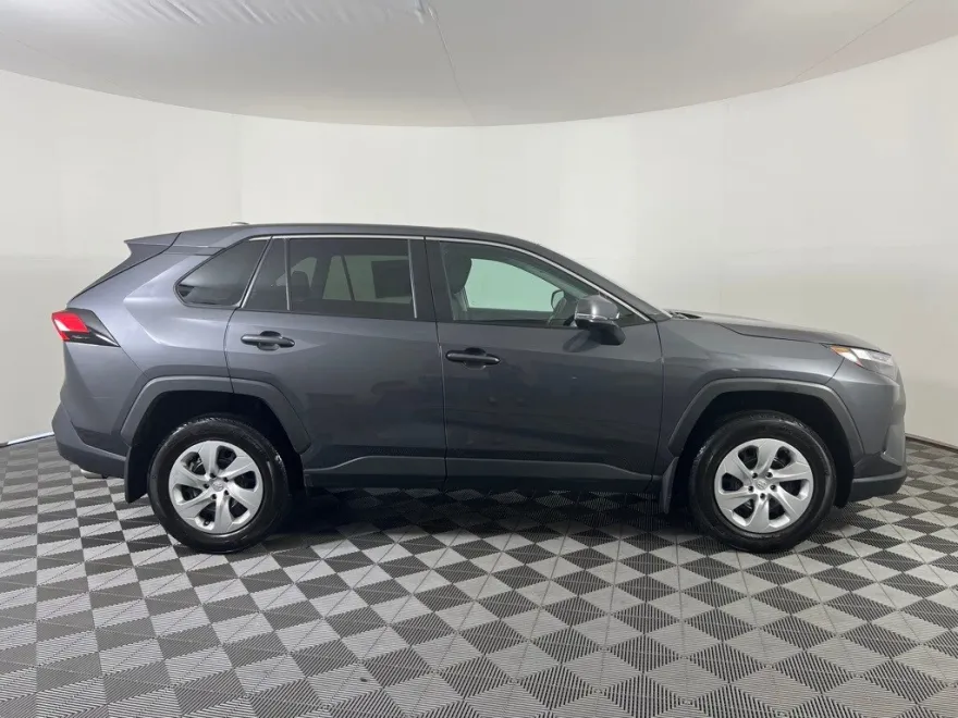 2023 Toyota RAV4 LE photo 1