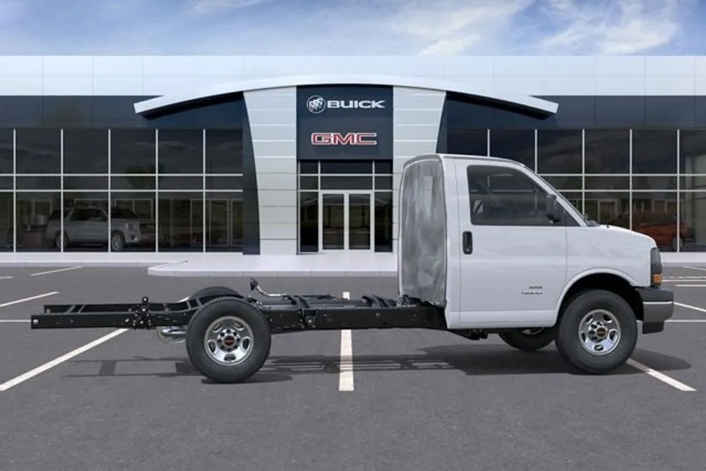 2025 Gmc Savana 3500 Cutaway photo 1