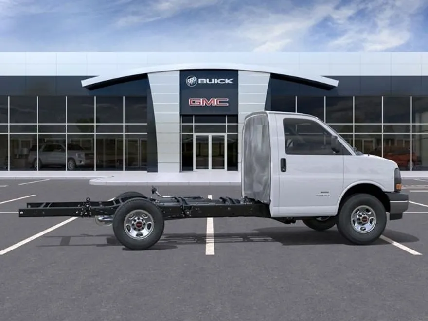 2025 Gmc Savana 3500 Cutaway photo 1