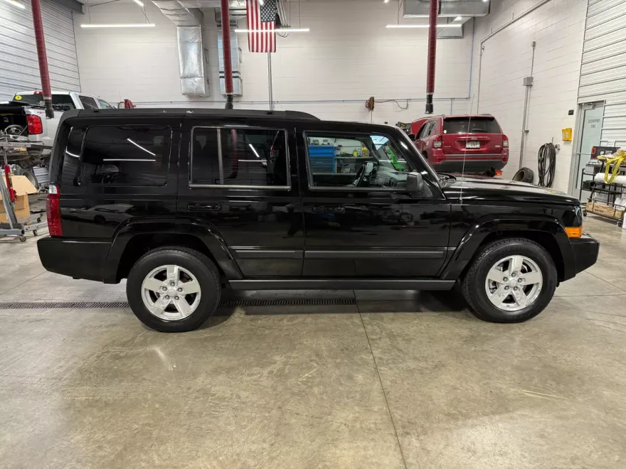 2008 Jeep Commander Sport photo 1