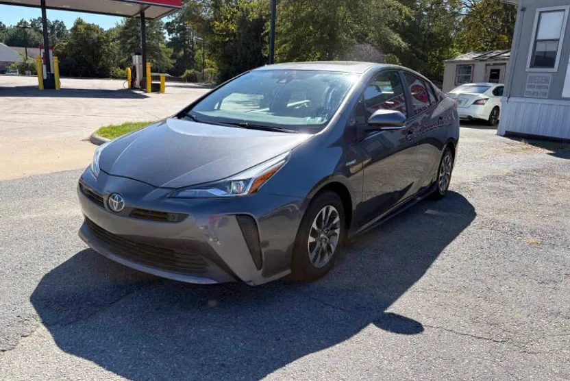 2021 Toyota Prius XLE photo 1