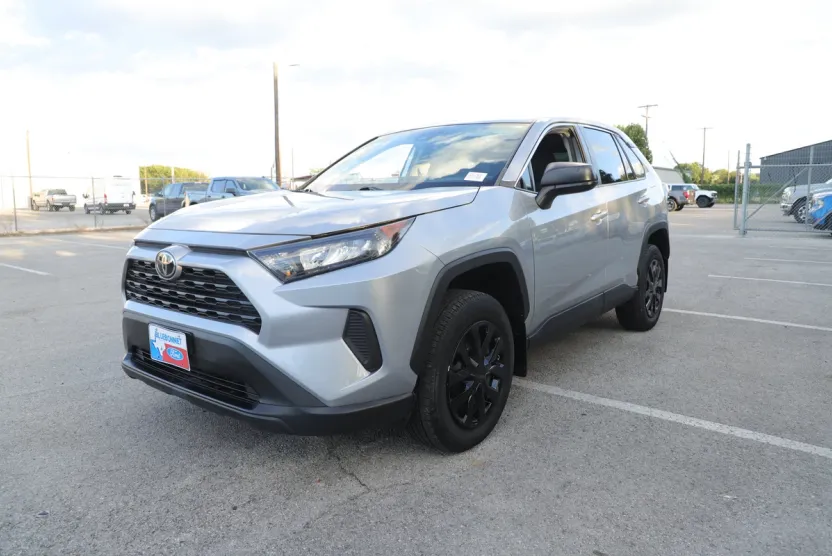 2022 Toyota RAV4 LE photo 1