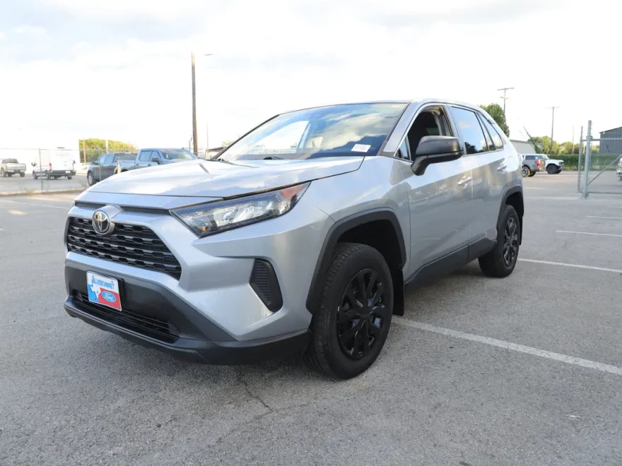 2022 Toyota RAV4 LE photo 1