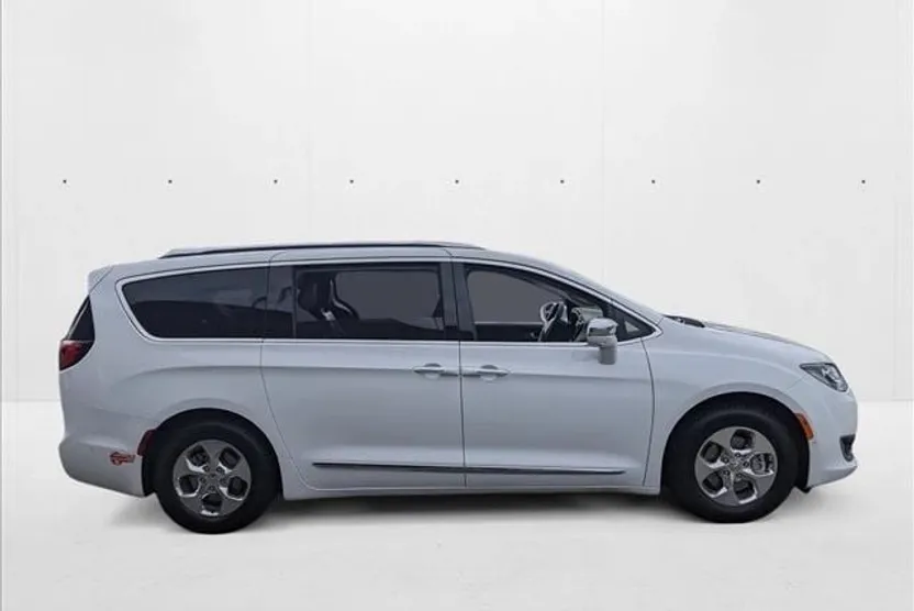 2018 Chrysler Pacifica Hybrid Limited photo 1