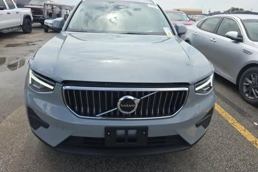2025 Volvo XC40 Core photo 1