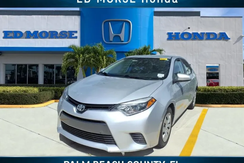 2015 Toyota Corolla LE photo 1