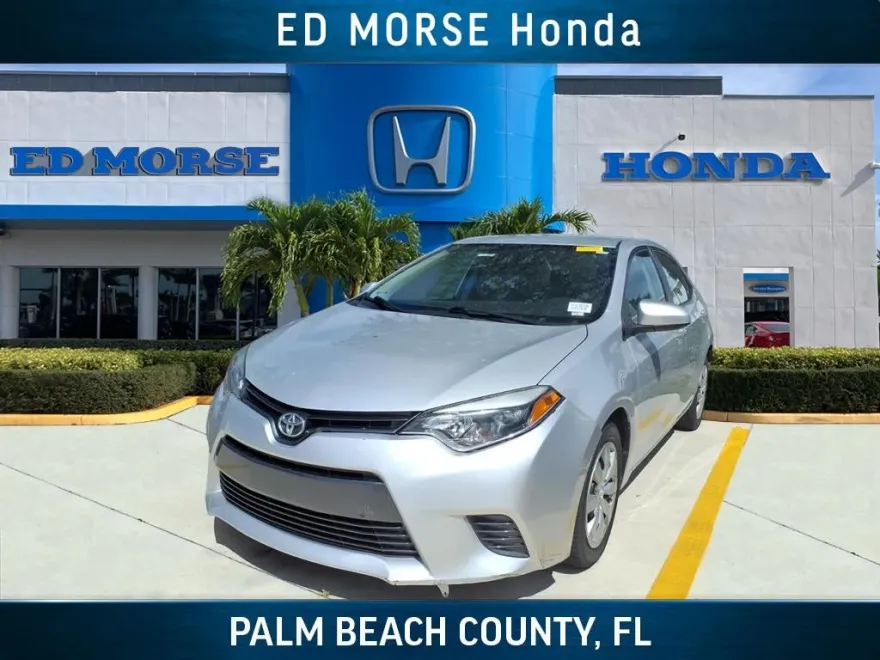 2015 Toyota Corolla LE photo 1