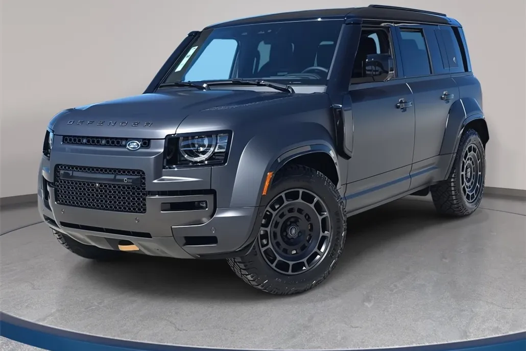 2025 Land Rover Defender 110 V8 photo 1