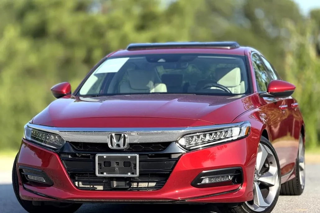 2018 Honda Accord Touring photo 1