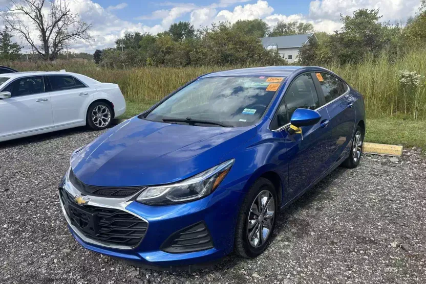 2019 Chevrolet Cruze LT photo 1