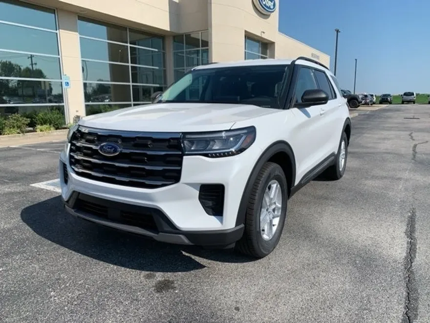 2025 Ford Explorer photo 1