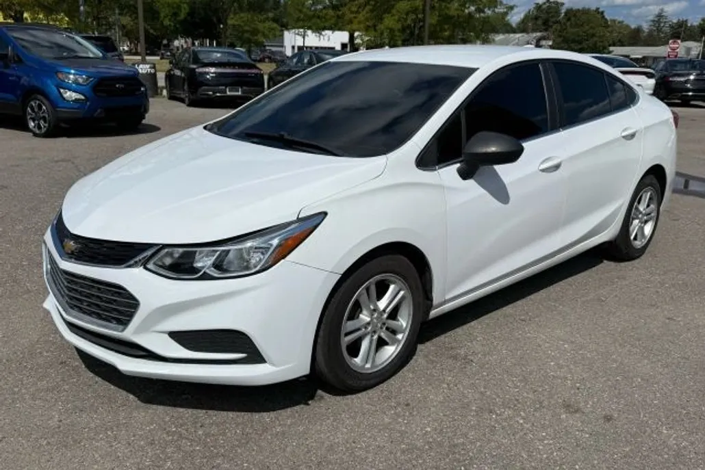 2016 Chevrolet Cruze LT photo 1