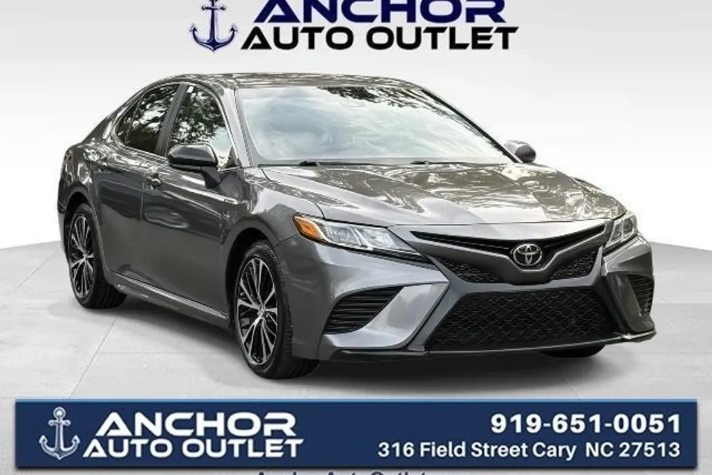 2018 Toyota Camry SE photo 1